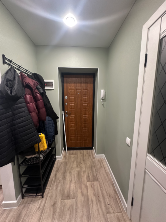 Заманауи ұйықтау бөлмесі, қос қабатты төсектің және кешкі жарықтандыру арқылы