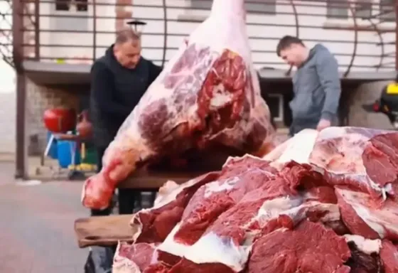 мясо на столе с руками, работающими над ним