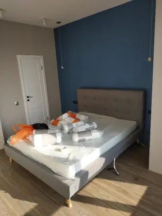 Обои с изображением деревьев в серых тонах на стене