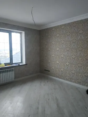 Обои с изображением деревьев в серых тонах на стене