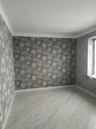 Обои с изображением деревьев в серых тонах на стене