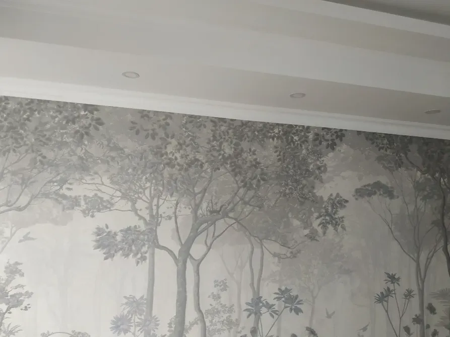 Сұр түстердегі ағаштардың суретімен қабырғадағы фотофоны