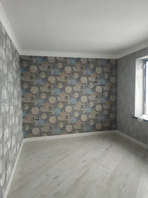 Пастельді түстерде дөңгелек өрнектермен қабырға