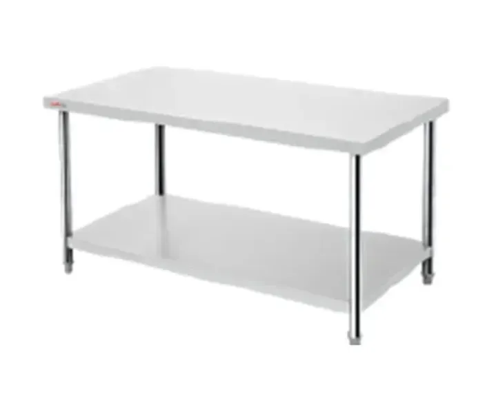 Стол с хромированными ножками и простой белой поверхностью для кухни