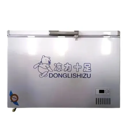 Холодильник-морозильник с логотипом DONGLISHIZU, имеющий белый цвет и ручку для открытия