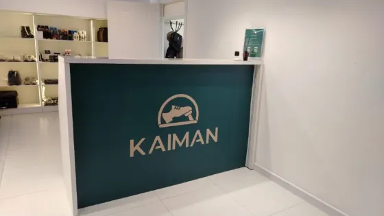 Обувь с белыми кожаными кроссовками, показанными разделённо на две стороны, где одна сторона грязная, а другая чистая