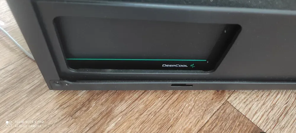 Логотип компании DeepCool на корпусе устройства, вид сверху на боковую панель