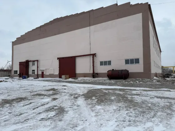 Ашық кеңістігі мен биік төбелері бар өнеркәсіптік ғимарат