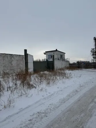 Ашық кеңістігі мен биік төбелері бар өнеркәсіптік ғимарат