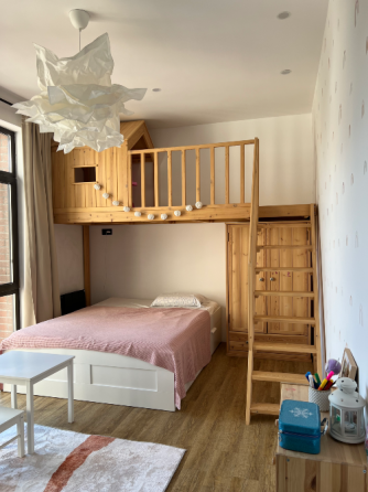 Современная кухня с обеденной зоной и стильной мебелью