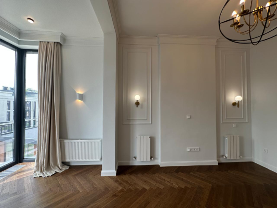 Современная кухня с обеденной зоной и стильной мебелью