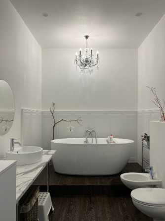 Современная кухня с обеденной зоной и стильной мебелью