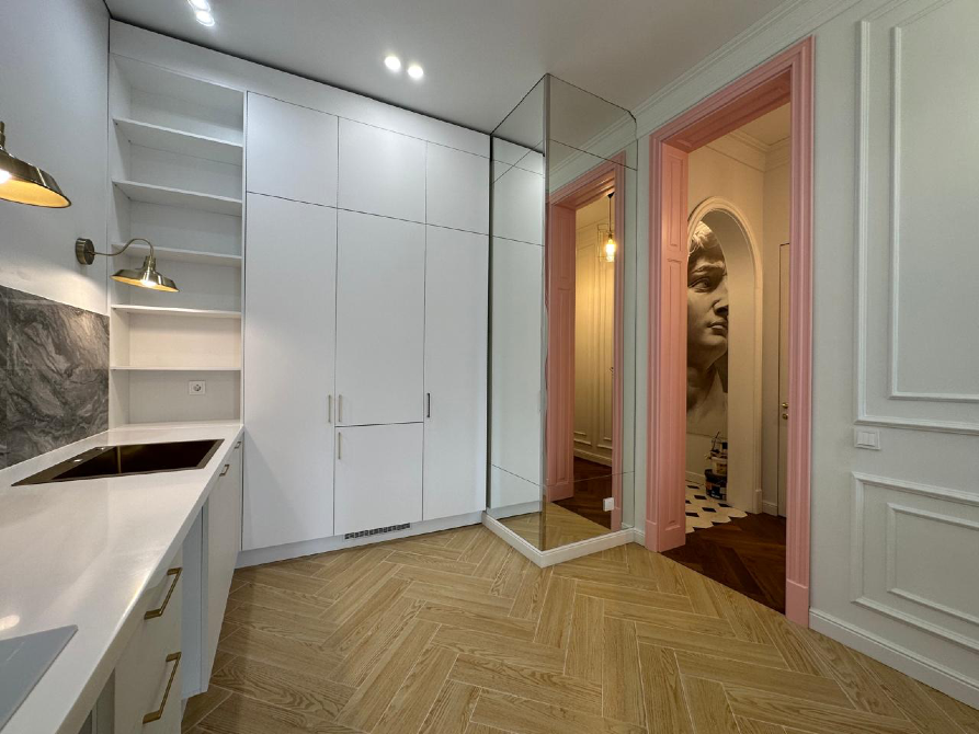 Айна элементтері мен заманауи дизайны бар ас үй