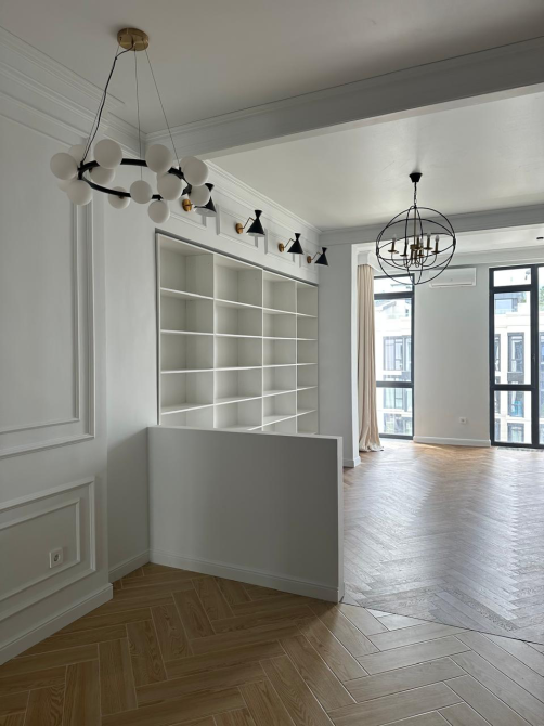 Ашық сөрелер мен стильді жарықтандырғыштармен жабдықталған кеңістік