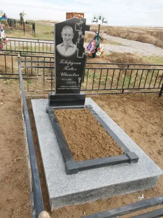 Кладбище с двумя памятниками и цветами