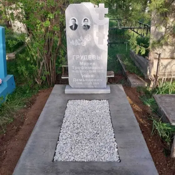 Кладбище с двумя памятниками и цветами