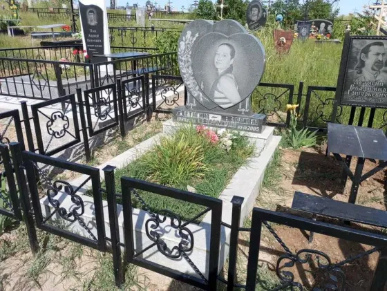 Кладбище с двумя памятниками и цветами