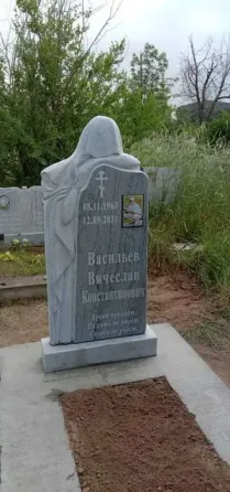 Кладбище с двумя памятниками и цветами