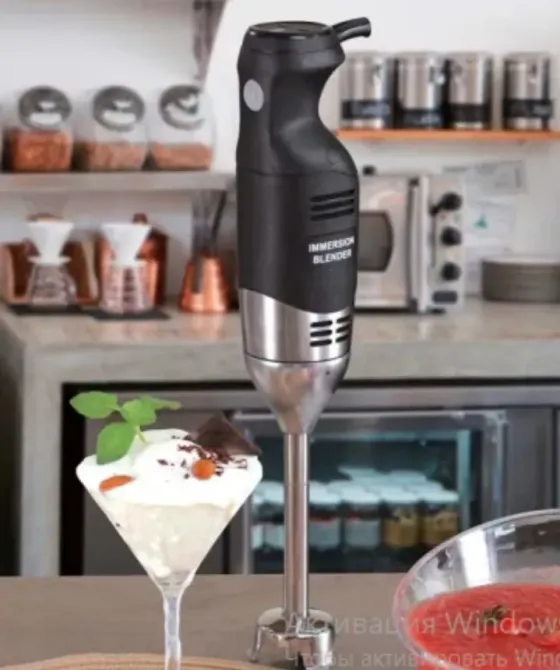 Погружной блендер на фоне кухни с коктейлем и десертом в стакане