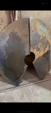 Железная вывеска с изображением рыбы осетра