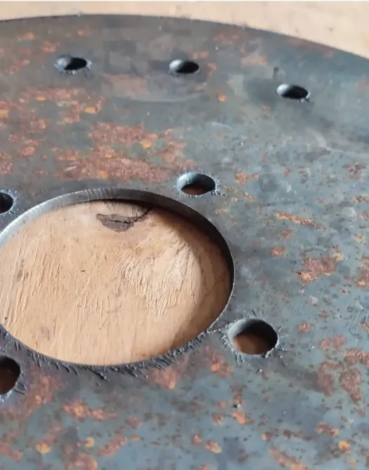 Темірден жасалған тесіктері бар ржавый сақина