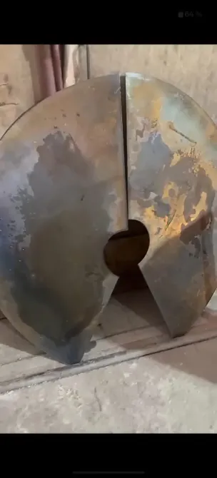 Металлдан кесілген екі жарты бөлшек