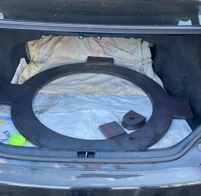 Автокөліктің жүк салғышында металл бөлшектері бар орын