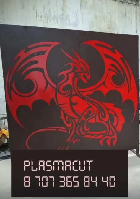 Қара металл панель, қызыл айдахар суретімен және байланыс ақпараттарымен