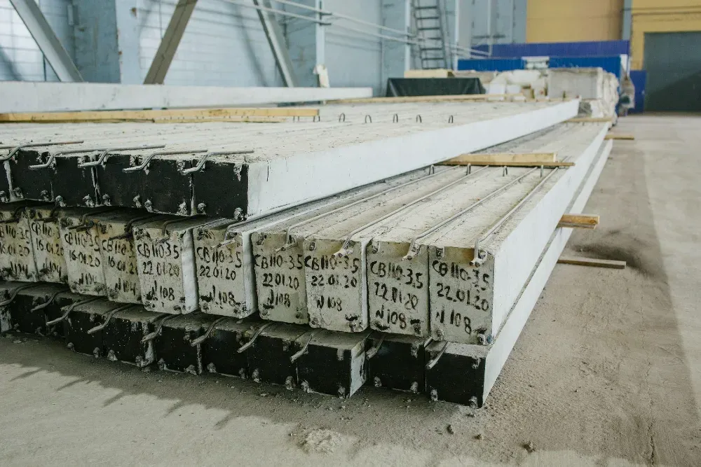 Группы бетонных конструкций на складе