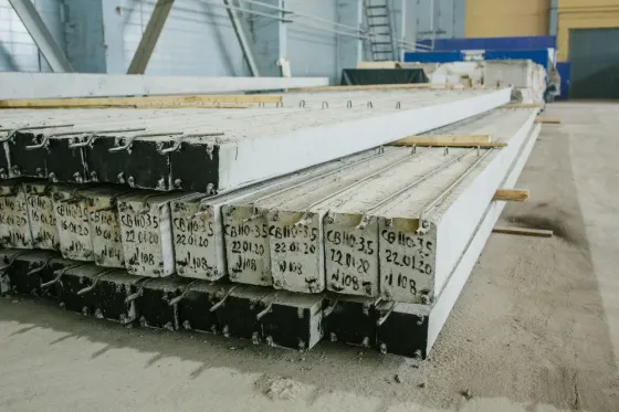 Бетонные элементы, складывающиеся в ряду, с видимыми стальными стержнями и маркировкой