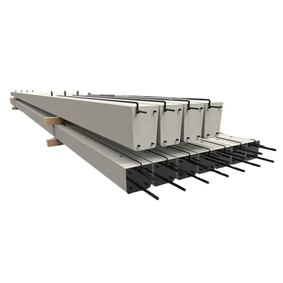 Бетонные элементы, складывающиеся в ряду, с видимыми стальными стержнями и маркировкой