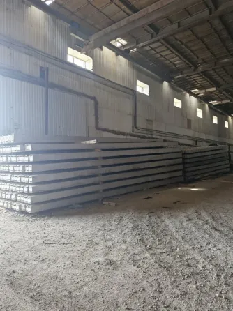 Бетонные элементы, складывающиеся в ряду, с видимыми стальными стержнями и маркировкой