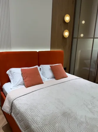 Комната с двуспальной кроватью и телевизором на стене