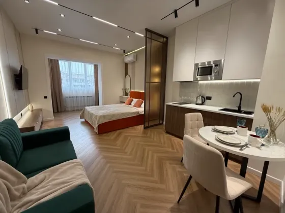 Комната с двуспальной кроватью и телевизором на стене