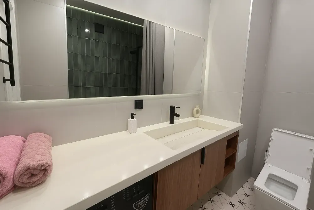 Үлкен айна мен отыру орны бар коридор