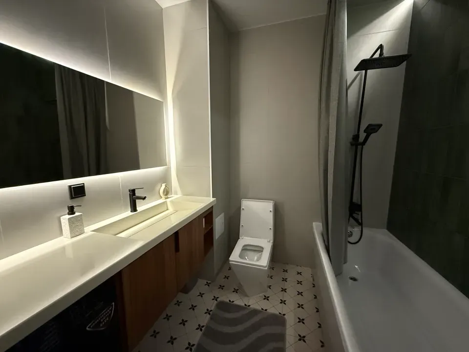 Раковина және сүлгілер бар жуынатын бөлме