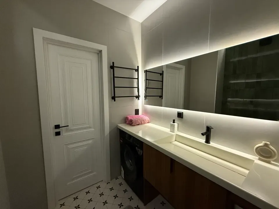 Мәрмәр раковинасы мен душы бар жуынатын бөлме