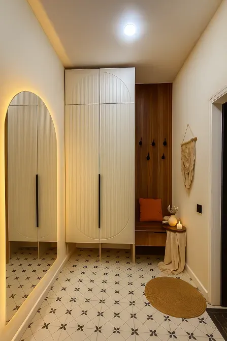 Арка тәрізді айна мен кіреберіс есігі бар коридор