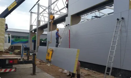 Завершение установки сэндвич-панелей с использованием подъемного оборудования