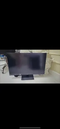 Қара экранды монитор, үстелде орнатылған