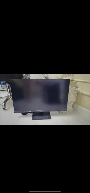 Монитор с черным экраном, установленный на столе