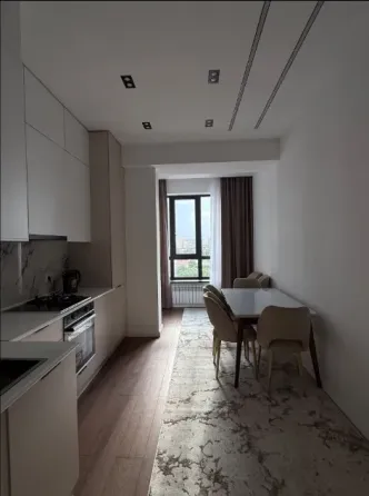 Современный интерьер с телевизором на стене и полками для книг