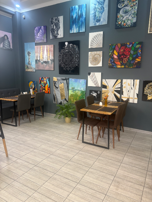 Уютные столы и картины на стенах в кафе