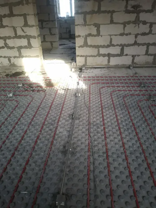 Теплый пол с трубами для обогрева на черновом этаже