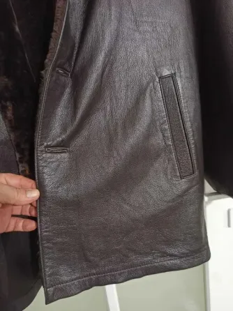 Кожаная куртка с меховым воротником