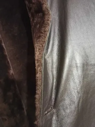 Кожаная куртка с меховым воротником