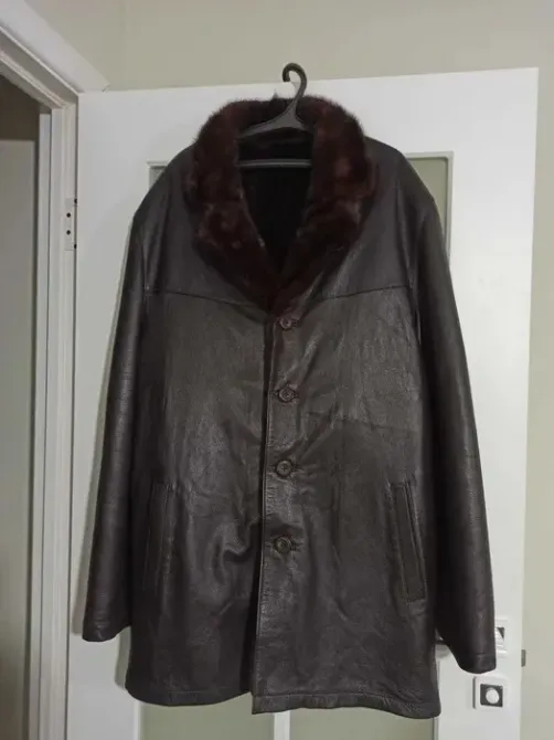 Куртка на вешалке