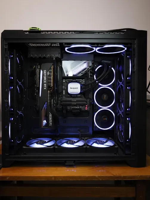 AORUS GeForce RTX 3070 Ti видеокартасын орнатумен компьютердің ішкі көрінісі