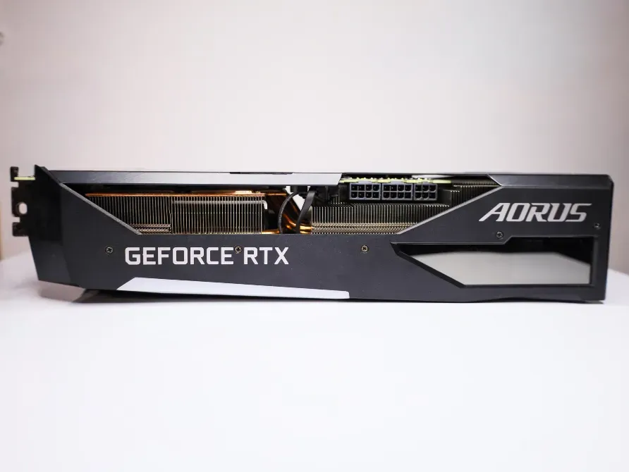 AORUS GeForce RTX 3070 Ti видеокартасының жарқын дизайнымен қаптамасы