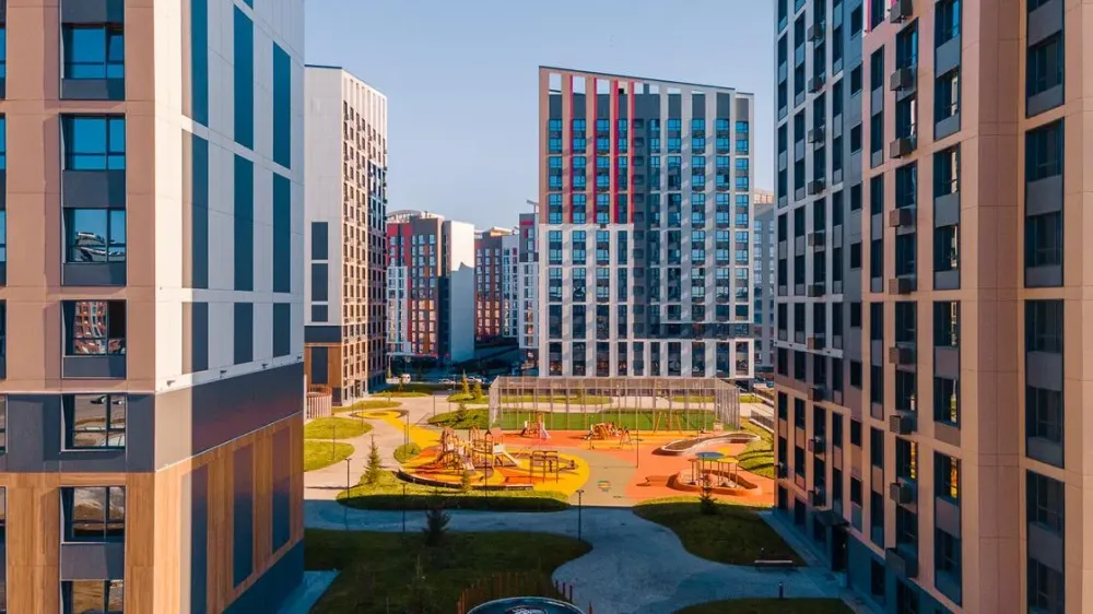 Современные жилые комплексы с детской площадкой и открытыми зелеными пространствами